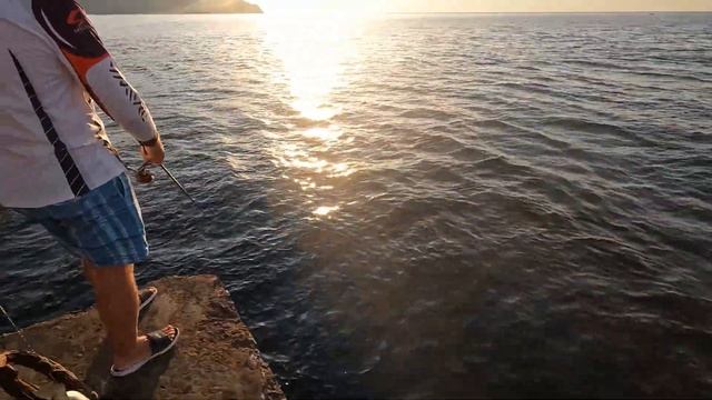 Рыбалка в Гурзуфе Крым! РАЗДАЧА САРГАНА. Сезон 2024 открыт. смотреть онлайн