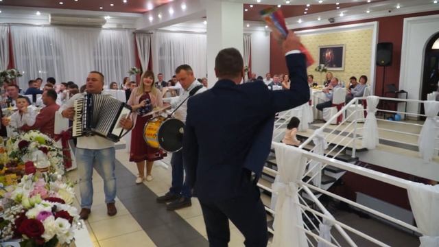 Молода роздає подарунки. Ресторан Еліт м. БОЛЕХІВ смотреть онлайн