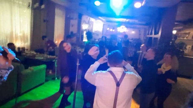 Зажигательный певец на праздник смотреть онлайн