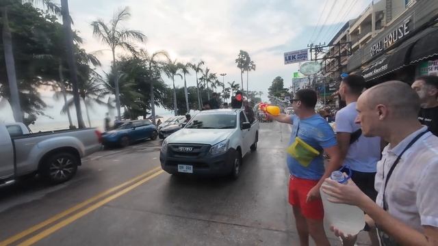 Паттайя. Songkran 2024 это безумие! Все обливаются ледяной водой. Утопил телефон, закончились деньг смотреть онлайн