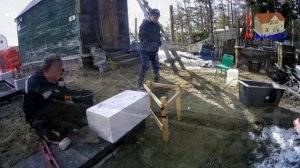 Угловые блоки первого ряда, Закладка монет под углы дома.