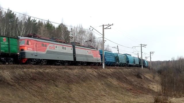 БМО. Сдвоенный грузовой поезд едет из Сандарово по 3 пути смотреть онлайн