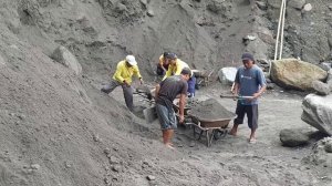 Строительство, шахтёры пытаются обрушить утёс, обзор карьера