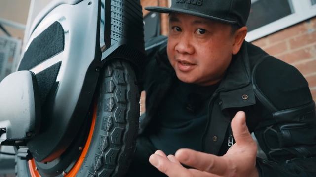 This is the best Starter Electric Unicycle Right Now! смотреть онлайн