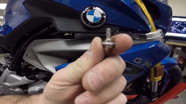How to replace the air filter on BMW G310R смотреть онлайн