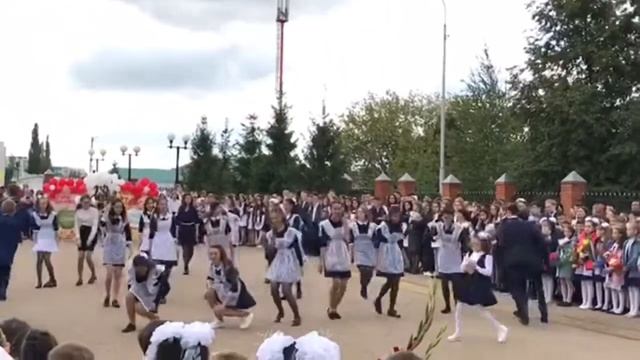 КЛАССНЫЙ ФЛЕШМОБ НА 1 СЕНТЯБРЯ смотреть онлайн