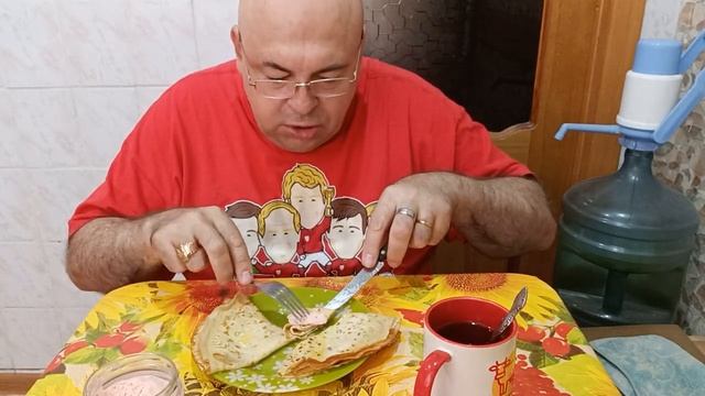 Мукбанг. Завтрак. Чебуртак и блины с икорной намазкой. О сверхспособностях людей. смотреть онлайн
