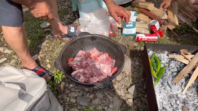 Готовим хашламу и шашлык среди хорошей компании друзей на природе 👍🏼 смотреть онлайн