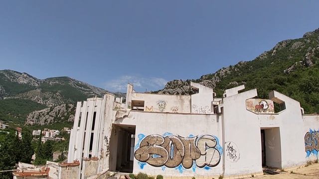 Находка заброшенно отеля на побережье | Abandoned hotel Graffiti. смотреть онлайн