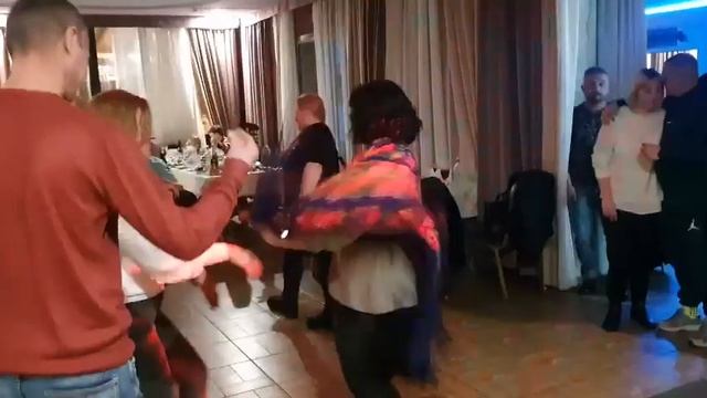 весёлая гостья кафе Каспий станцевала цыганочку смотреть онлайн