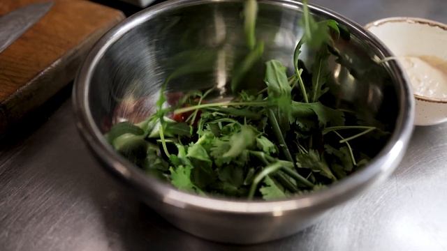 Салат с хрустящим баклажаном || Рецепт смотреть онлайн