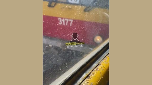 Трамвай сошел с рельсов в Барнауле смотреть онлайн