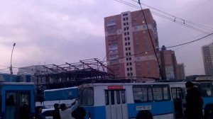 Троллейбус №1270 запутался штангой в контактной сети