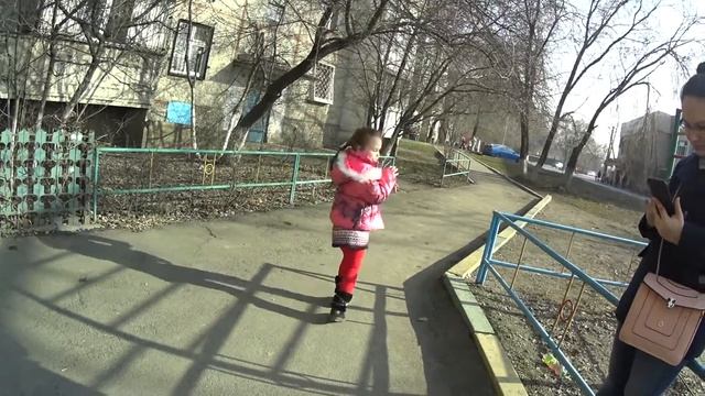 Танцует Эмилия Руки в верх смотреть онлайн