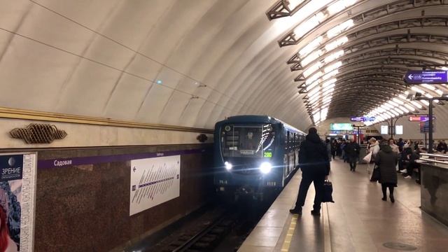 НЕОЖИДАНАЯ ПЕРЕГОНКА! Гость со второй линии. "81-717.5п'' 1120 Проезжает станцию Садовая. смотреть онлайн