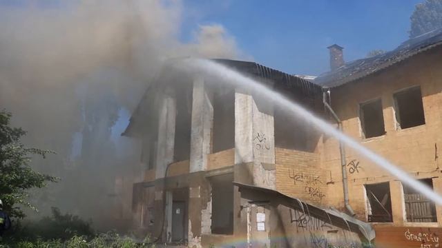 Столичні рятувальники ліквідували пожежу у нежитловій будівлі смотреть онлайн