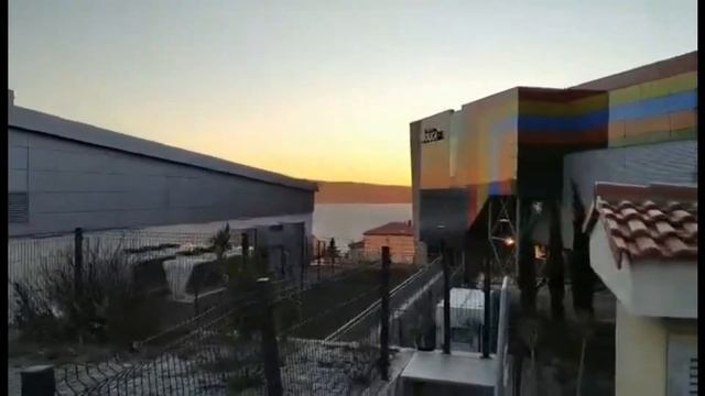 Ограда кафе опять выбита после шторма, какие #магазины лучше смотреть онлайн