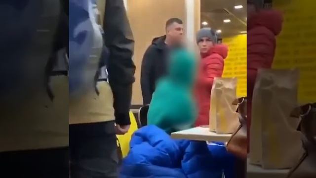 Мужчине в Мурманске не понравилось, что сидящие рядом с ним в кафе подростки слишком громко ругаютс смотреть онлайн