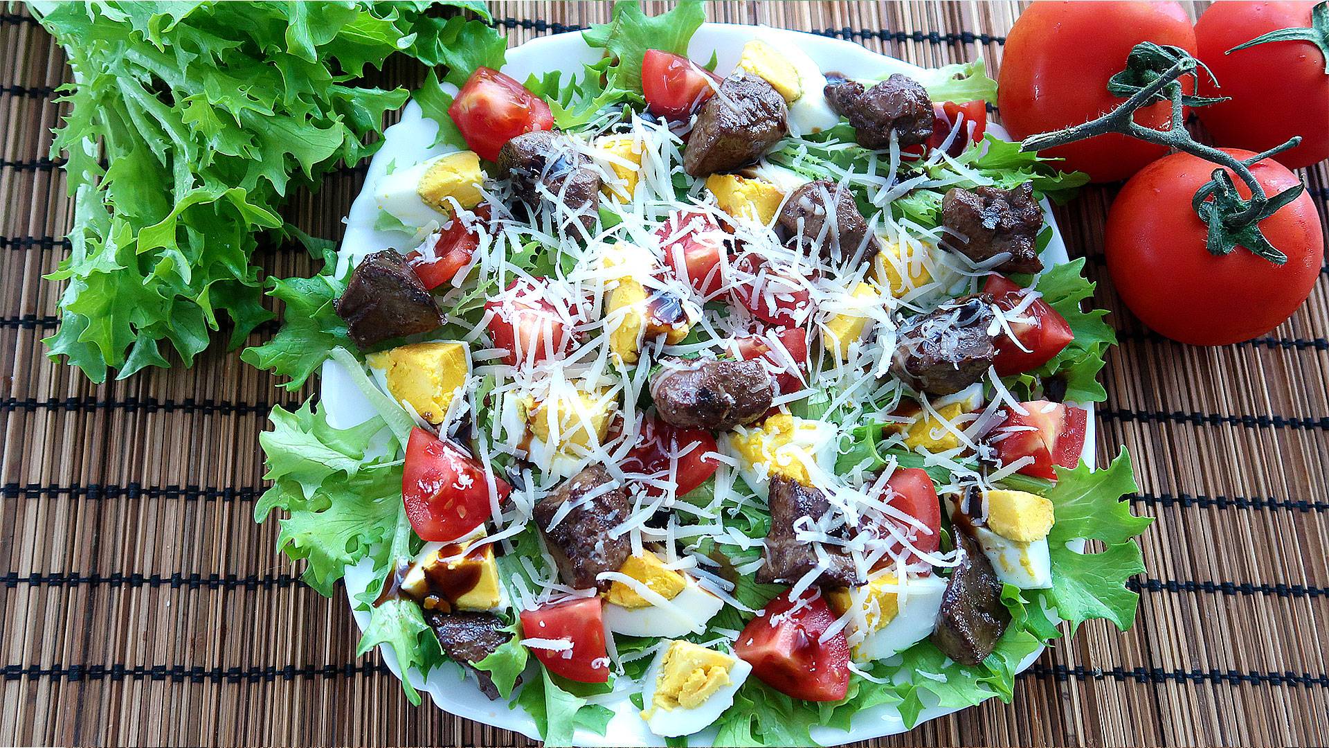 Теплый салат с печенью, яйцом и помидорами.