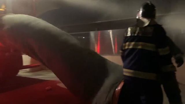Два автомобиля сгорели на подземной автостоянке в Актау смотреть онлайн