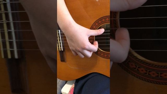 Учу дочь играть на гитаре. Третье занятие. смотреть онлайн