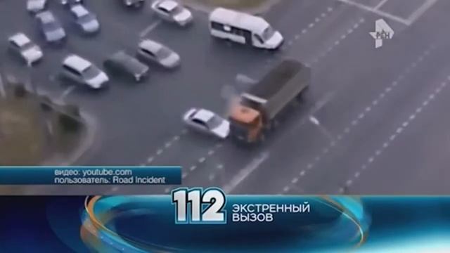 Самосвал снёс две легковушки. Москва смотреть онлайн