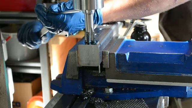 Tapping a 1" diameter hole смотреть онлайн