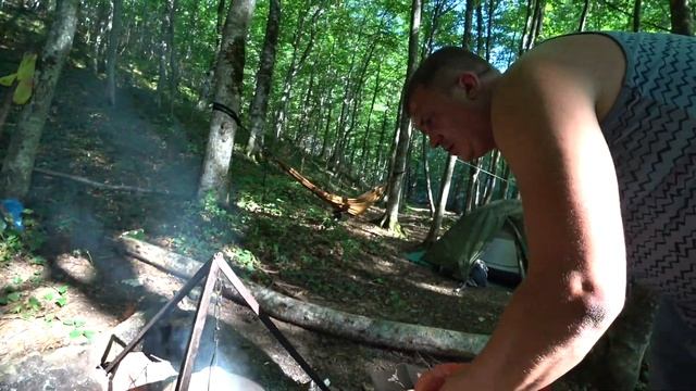 Бушкрафт выживание в лесу ep. 2. (Готовим уху и плов) смотреть онлайн