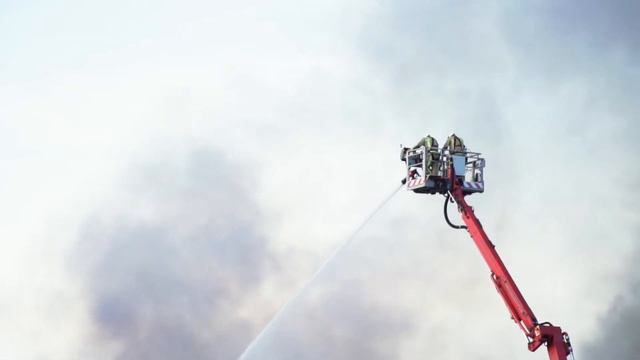 Стихия огня. Пожарные. №1 Вода + огонь = дым смотреть онлайн