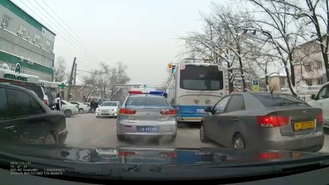 Невнимательный полицейский смотреть онлайн