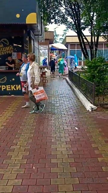 Сочи Адлер сегодня Тренд Сезона Дождевик от дождя Курортный городок прогулка под дождём 26 июня 202 смотреть онлайн