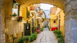 Бари, Италия. Маленькая Италия - пешеходная экскурсия с разрешением 4k HDR 60 кадров в секунду