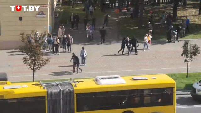Минск. Несколько десятков человек были задержаны у кофейни «Зерно» смотреть онлайн