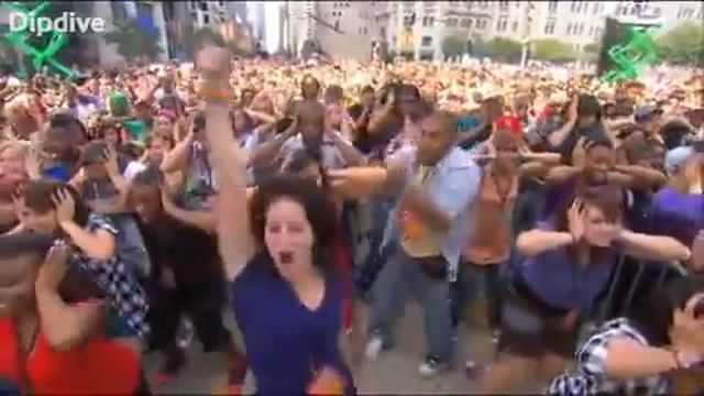 Флэшмоб на выступлении Black Eyed Peas.mp4 смотреть онлайн