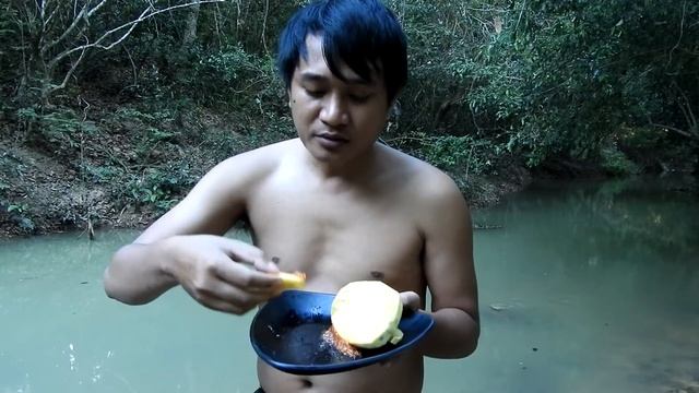 Eat Mango With Salt Chili Near The River смотреть онлайн