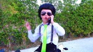 Алиса как принцесса выбирает новые платья для вечеринки!