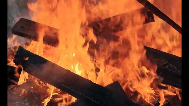 2 часа расслабляющего камина со звуками. Можно смотреть вечно как горит. смотреть онлайн