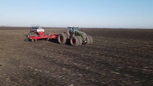 Fendt 1046 With Amity Single Disc Drill