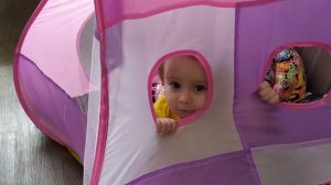 Аня в палатке! Обзор палатки для ребенка Играем вместе!