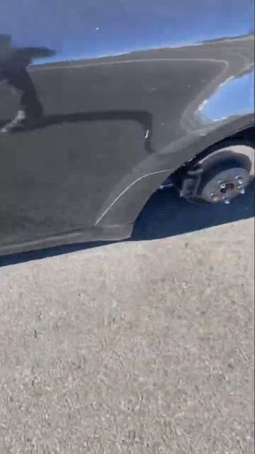 This is what happens when you use aftermarket lug nuts on OEM wheels 🤣 смотреть онлайн
