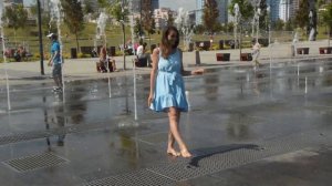 Girls, fountain, splashes and funny wet dresses! / Девушки, фонтан, брызги  и веселые мокрые платья