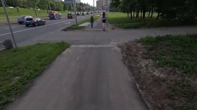 Москва. На них можно быстро ездить?😱Полярник на самокате ездит по столице😱😱😱 #полярник #самокат смотреть онлайн