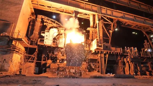 Процесс слива 40 тн жидкой стали в ковш, для дальнейшей ее разливки в изложницы. смотреть онлайн