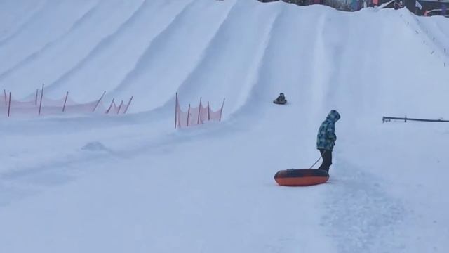 VLOG Горнолыжный комплекс. Катаемся на тюбах. Ride from the snowy mountains. смотреть онлайн