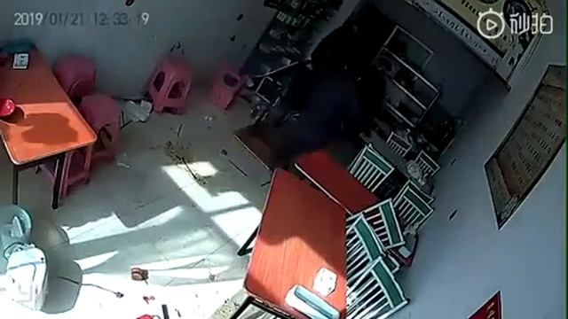 В Китае бык забежал в кафе смотреть онлайн