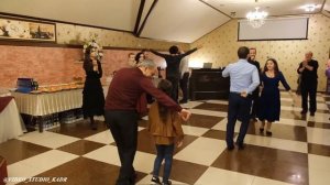 АЛИМ ТЕППЕЕВ ТАНЦУЕТ СО СВОЕЙ МЛАДШЕЙ ДОЧКОЙ (ВИДЕОСТУДИЯ «КАДР»)
