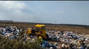 Трактор ЧТЗ Т170 на мусорке свалке полигоне ТБО с легкостью выполняет работу / ТехЗап