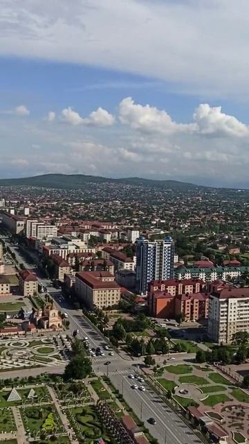 Вид на Грозный с 30 этажа одной из башен Грозный Сити. 12 июня 2021 года смотреть онлайн