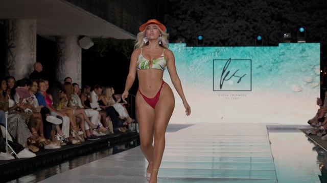 Демонстрация Купальника KADA грациозно двигалась в замедленной съемке смотреть онлайн