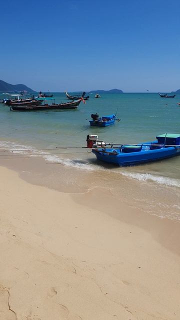Phuket Rawai Beach - Голубое море и парад лодок на пляже Rawai на юге пхукета смотреть онлайн